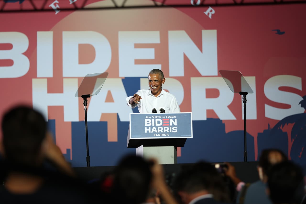 El expresidente 
<a href="https://www.univision.com/temas/barack-obama">Barack Obama </a>habló en apoyo del candidato presidencial demócrata Joe Biden durante un mitin en la Florida International University el 2 de noviembre de 2020 en Miami, Florida. "Sé que algunos de ustedes no han votado aún, tal vez porque están escépticos de que ese voto pueda hacer diferencia alguna, pero sí la hace", dijo. Además, criticó a Trump y su declaración sobre un posible despido de Anthony Fauci porque 
<b>"hemos tenido la peor semana en cuanto a contagios de coronavirus y las intenciones del presidente son eliminar al hombre que más sabe de enfermedades infecciosas".</b>
<br>