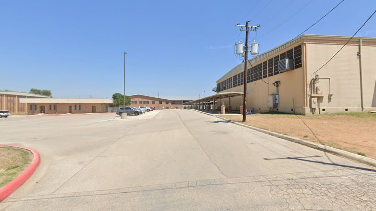 Preparatoria de Floresville cierra el plantel tras reporte de persona armada