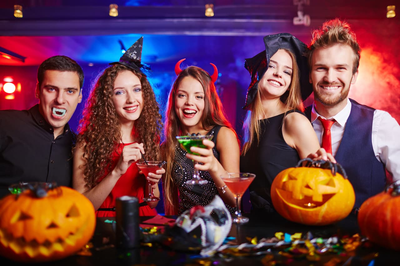 De la Edad Media, rica en supersticiones y creencias nos llegan las tradiciones centenarias que también nos pueden dar ideas para nuestros disfraces y fiestas típicas de la época.