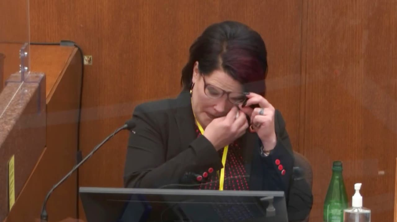 "¿Puedo rezar contigo?", le dijo Floyd a Courteney Ross cuando se conocieron. En ese momento ella lloraba por problemas personales. "Eso fue muy dulce de su parte", dijo. Él trabajaba en el Salvation Army como guardia de seguridad y ella estaba en el lobby.