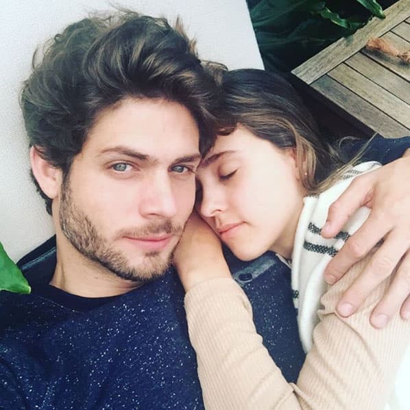 "Sí, conozco a la familia de Pau, ella conoció a la mía ahorita en Argentina y muy contentos. Estamos muy bien, cero presiones, ninguna presión más que nosotros y vivir el día a día", dijo a 'Mezcal Entertainment'.