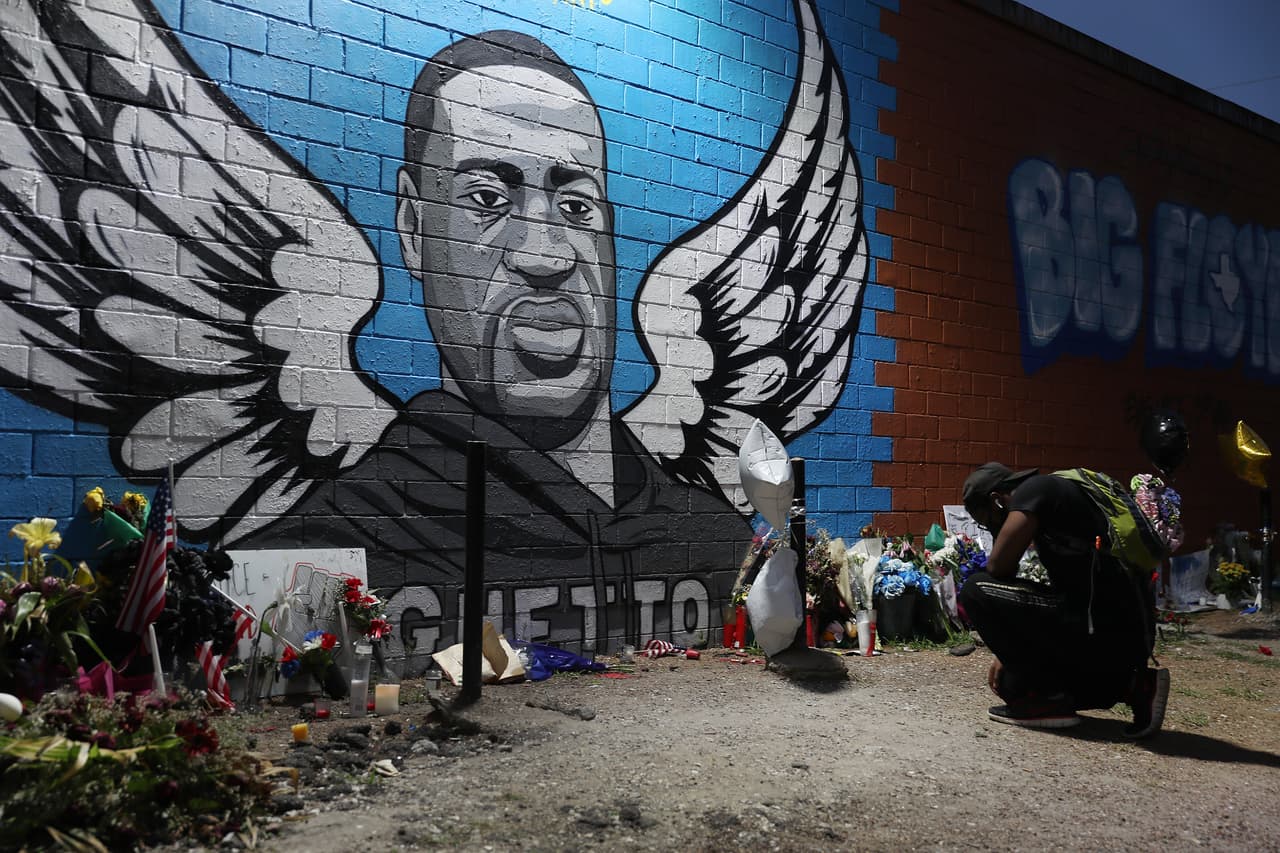 “Hemos visto casos como este una y otra vez. La Policía sale con una narrativa falsa hasta que los videos se hacen públicos y entonces conocemos la verdad. Así lo hicieron con 
<a href="https://www.univision.com/local/chicago-wgbo/por-que-policia-de-chicago-disparo-mortalmente-al-nino-de-13-anos-adam-toledo-en-la-villita">el niño de 13 años Adam Toledo</a> y así lo habrían hecho con George Floyd si no hubiera existido una grabación de la comunidad”, señaló el experto.