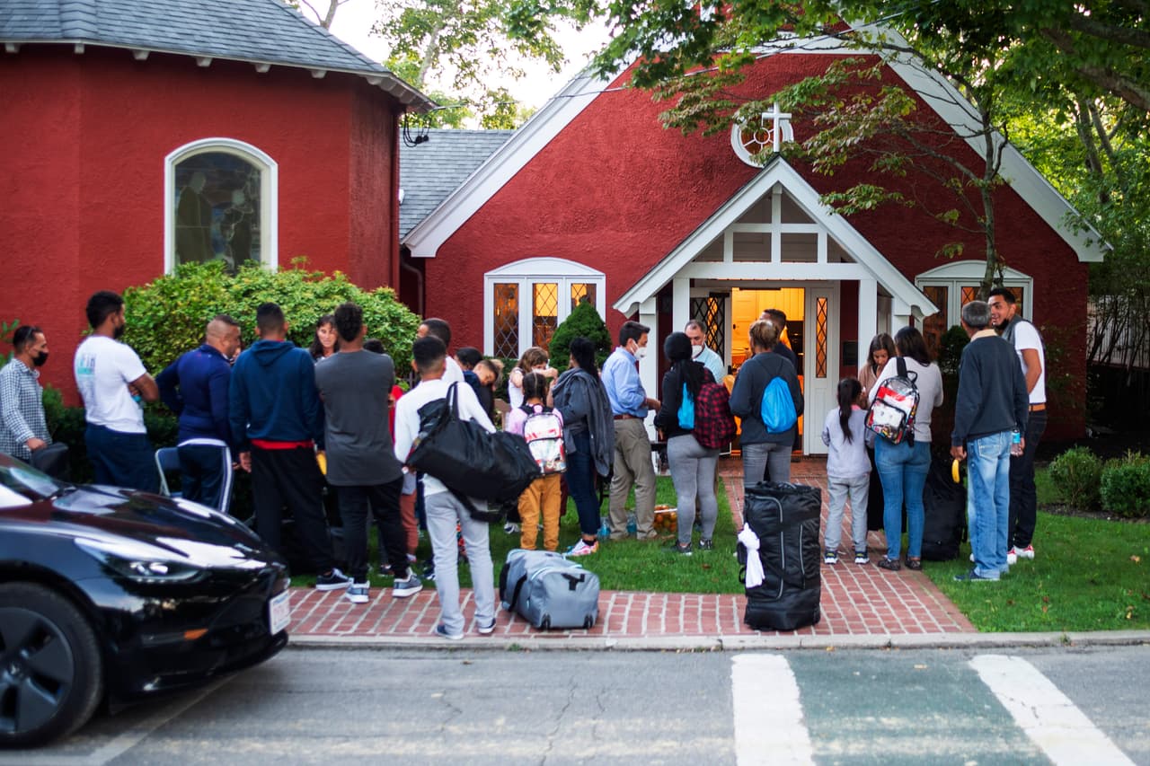 Ciertos inmigrantes enviados por Florida a Martha’s Vineyard califican para una visa U