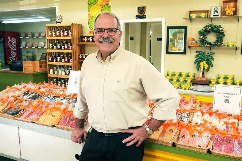 <b>Trevor Murphy, un productor de tercera generación</b>, ve cómo los suburbios avanzan sobre su plantación en Lake Wales, Florida.