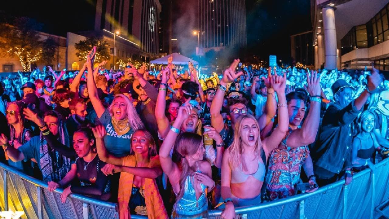 <b>TUCSON</b>
<br>Recibe el 2024 en la mejor fiesta de Año Nuevo de Tucson: 
<b>Taco Bell New Year's Eve Downtown Bowl Bash</b>, donde los asistentes podrán disfrutar de música en vivo durante toda la noche, camiones de comida y cerveza.
<br>Más información: 
<a href="https://thearizonabowl.com/event/2023-taco-bell-new-years-eve-downtown-bowl-bash/" target="_blank">thearizonabowl.com</a>