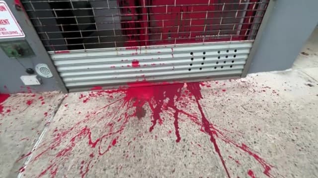 Vandalizan oficina de AOC en el Bronx: le dejan mensaje