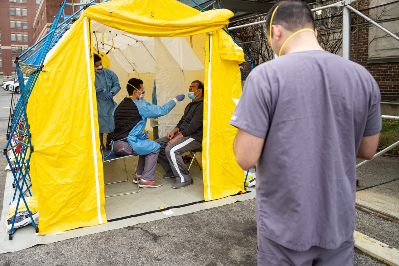 <b>Exámenes para peatones en Nueva York.</b> En una carpa instalada frente al hospital St. Barnabas, en el Bronx, Nueva York, se instalaron carpas para examinar a personas con síntomas del covid-19, el 20 de marzo.