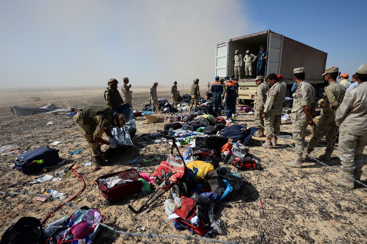 <b>Terroristas responsables de explotar un avión sobre Egipto en 2015: 50,000,000 de dólares de recompensa</b>. Autoridades de Rusia intentan obtener información que los ayude a capturar a las responsables de colocar una bomba en un avión comercial que se dirigía a San Petersburgo y donde resultaron muertos 224 personas, 209 de ellas rusas. Se cree ha sido la recompensa más alta ofrecida por un gobierno. "Los encontraremos en cualquier parte del planeta y los castigaremos", dijo entonces el presidente ruso, Vladimir Putin.