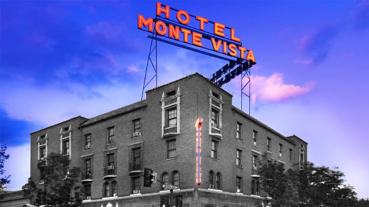 El 
<b>Hotel Monte Vista</b> se encuentra en el 100 de N San Francisco Street, en el centro de la ciudad de Flagstaff. 
<b>Comenzó a operar en enero de 1927</b>, y desde entonces se ha convertido en un punto de referencia de la ciudad, no sólo por su ubicación y servicio, sino por las historias que guarda entre sus muros.