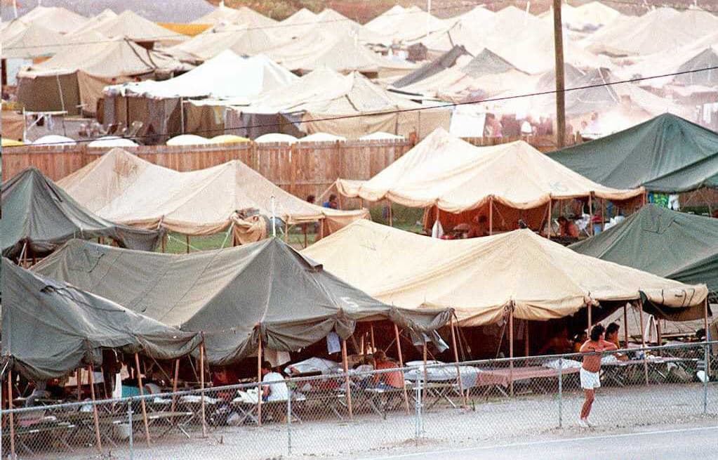 El 19 de agosto de ese mismo año la administración del presidente Bill Clinton ordenó la intercepción de los emigrantes cubanos en alta mar y su traslado a un refugio seguro en la Base Naval de Guantánamo. A ese refugio fueron trasladados más de 30,000 cubanos, que luego fueron admitidos en Estados Unidos. Fotografía de la base naval de Guantánamo, 1995.