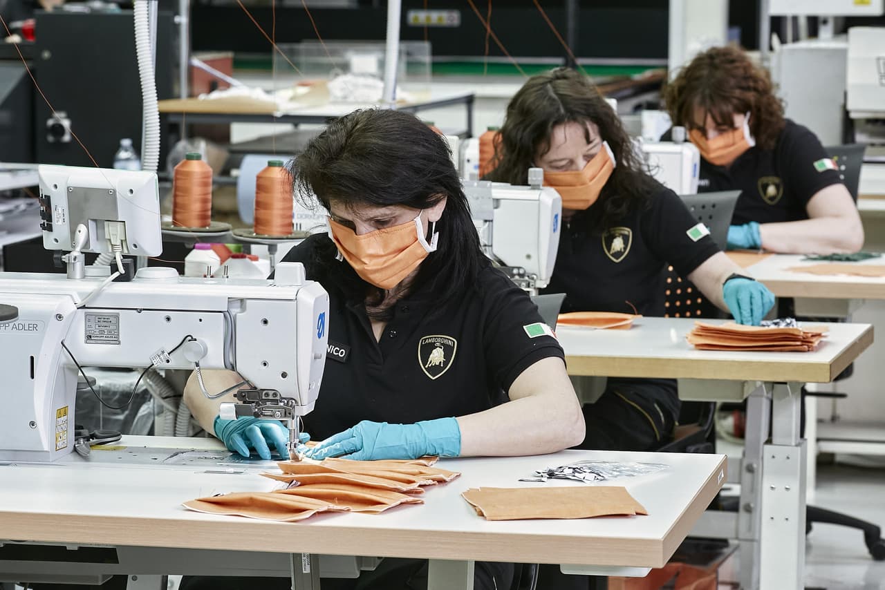 <h3 class="cms-H3-H3"><b>Lamborghini</b></h3>
<br>
<br>
<b>Planta(s): </b>Sant’Agata Bolognese, Italia
<br>
<b>Equipos médicos a fabricar: </b>mascarillas quirúrgicas y escudos faciales
<br>
<b>Cantidad:</b> hasta 1,000 mascarillas y 200 escudos faciales al día