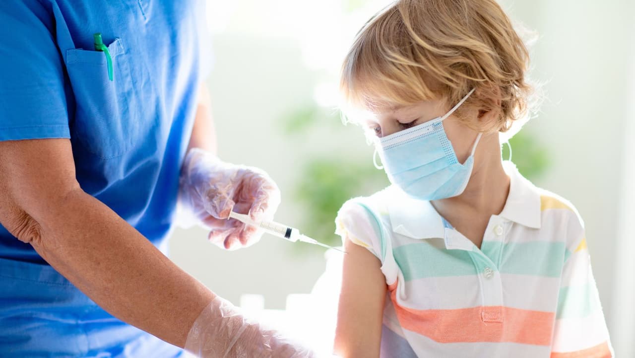<b>¿Es elegible mi hijo? </b>Todos los niños mayores de 6 meses ahora son elegibles para la vacunación contra COVID.
<br>Hay dos opciones de vacunas, una serie de dos inyecciones de Moderna, administrada durante cuatro semanas, y una serie de tres inyecciones de Pfizer BioNTech. Las dos primeras dosis de Pfizer se administran con tres semanas de diferencia, y la tercera toma dos meses después.
<br>