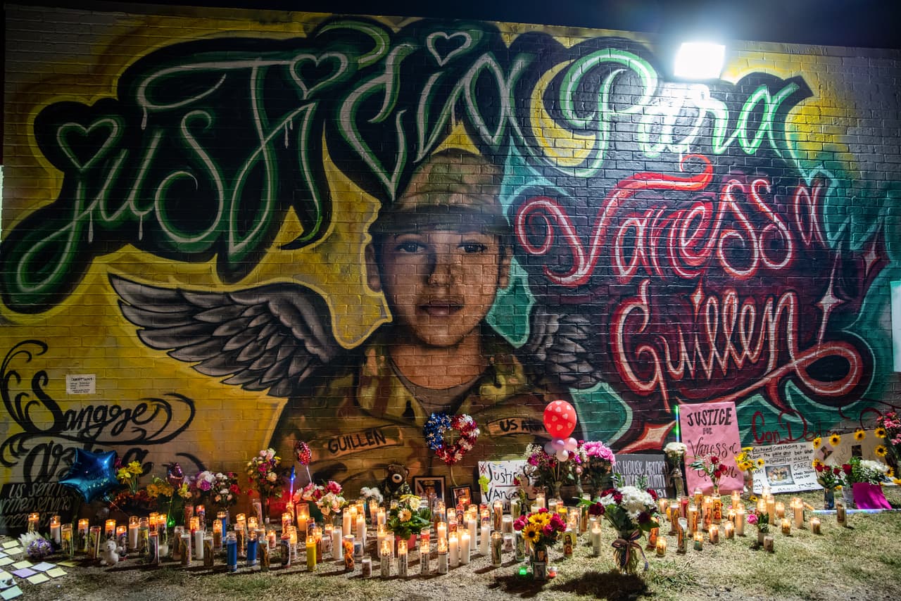 Al mural llegan personas de diversas nacionalidades a dejar flores y veladoras en honor a la soldado cuyos restos fueron hallados la semana pasada cerca del Río León en Belton.