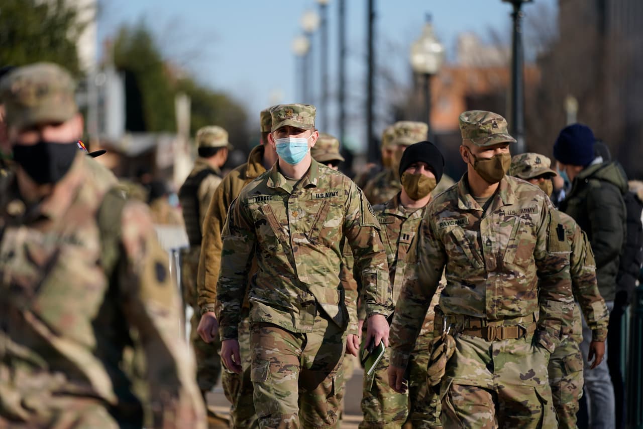 Miles de efectivos permanecen desplegados en Washington DC para garantizar la seguridad durante la toma de posesión de Biden. Cabe destacar que hay, al menos, 
<a href="https://www.univision.com/local/puerto-rico-wlii/soldados-boricuas-de-la-guardia-nacional-de-puerto-rico-toma-de-posesion-fotos">200 miembros de la Guardia Nacional de Puerto Rico sirviendo en la actividad</a>.