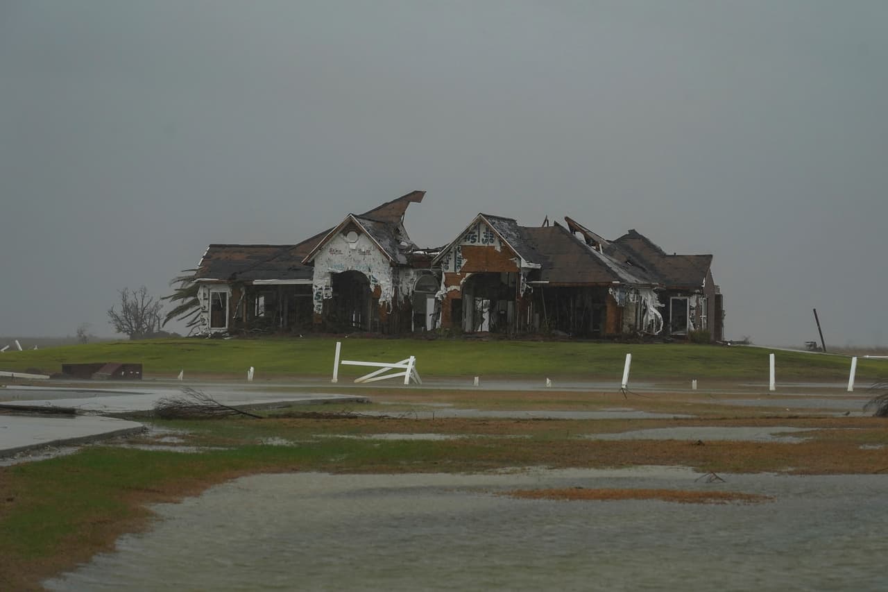 Una casa en ruinas debido a Laura recibe, poco más de un mes después, 
<b>el fuerte impacto de Delta que ha movilizado a los residentes a lo largo de la costa norte del Golfo de México.</b>
<br>