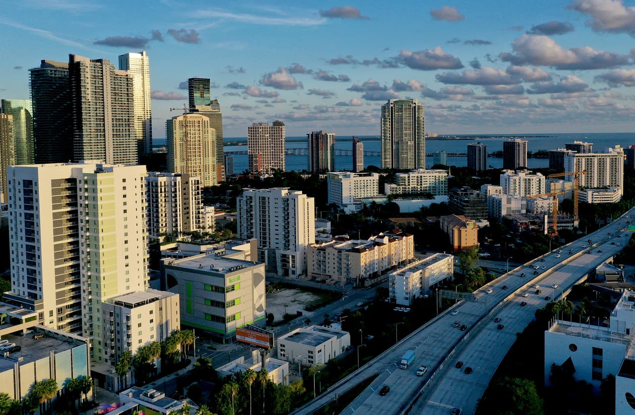 Por décimo mes consecutivo en el estudio de Realtor.com, 
<b>Miami lidera el crecimiento del monto de alquiler año tras año. </b>
<br>
<br>Miami 
<b>alcanzó su punto máximo en abril, cuando los alquileres fueron un 51,6 % más altos que el año anterior, pero se ha reducido lentamente al 26,2 % en julio. </b>
<br>