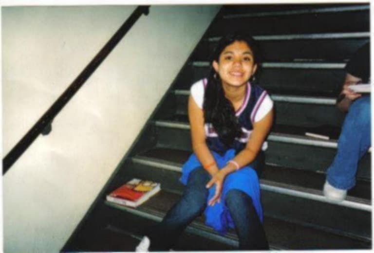 Alexandra Anaya. El FBI busca información que ayude a esclarecer la desaparición y muerte de Alejandra, de 13 años y a quien le decían de cariño ‘Alex’. 
<br>
<br>El Buró ofrece una recompensa de 10,000 dólares. Su desaparición fue reportada el 13 de agosto de 2005. Se cree que durante la madrugada ella salió de su casa en Hammond, en el estado de Indiana. “Tres días después, el torso de Alex fue recuperado flotando en el río Little Calumet”, informa la dependencia. 
<br>
<br>La adolescente llevaba una cadena de oro con un medallón religioso redondo. Tenía el cabello y ojos color café, pesaba 125 libras y su estatura era de 5 pies y una pulgada (1.55 metros). En la imagen que se difunde sobre este caso se le observa sonriente, sentada en las escaleras de una escuela.