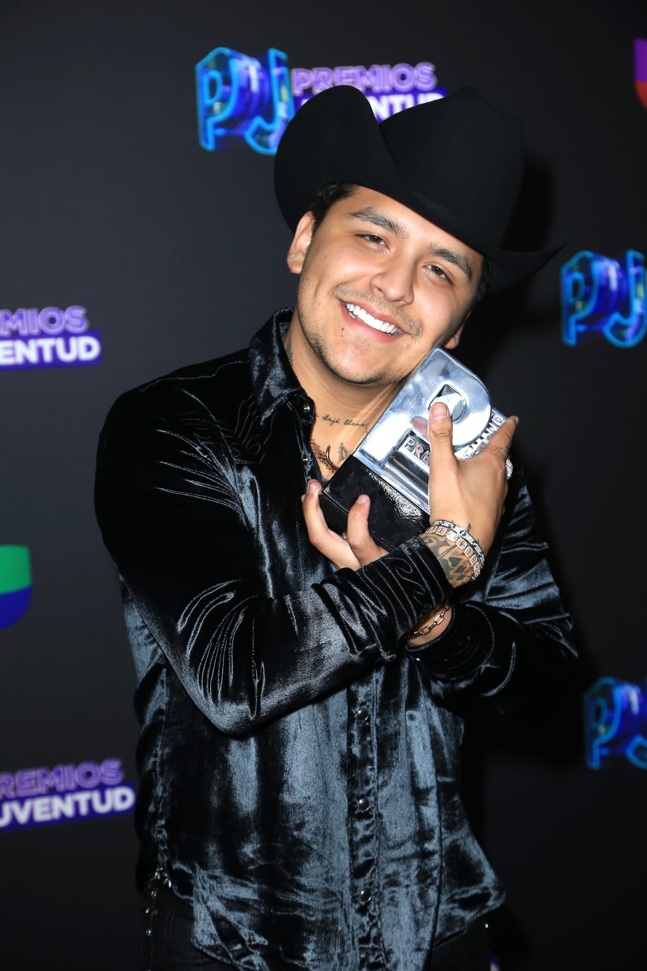 En 2017 fue nominado por Premios Juventud en las categorías 'Artista Revelación', 'Mejor canción para La Troca' y 'Mejor canción para amar'. Sin embargo, fue en 2019 que resultó ganador en la categoria 'El agave de la música regional'.
<br> .