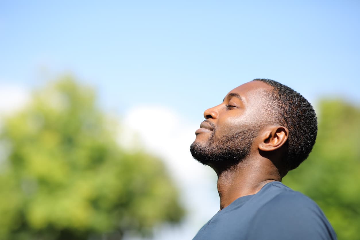 La meditación es una 
<b>poderosa herramienta para transformar la manera en que respondemos a los eventos externos</b>. Una mente calmada y estable reacciona de forma muy diferente a otra agitada. Y es esta respuesta —nuestra percepción de lo que sucede y no el acontecimiento en sí— lo que determina la cantidad de estrés que vamos a experimentar. 
<br>
<br>La práctica de la meditación te ayudará además a obtener claridad sobre lo que puedes y no puedes controlar, para que te centres en lo primero y aceptes lo segundo.
<br>