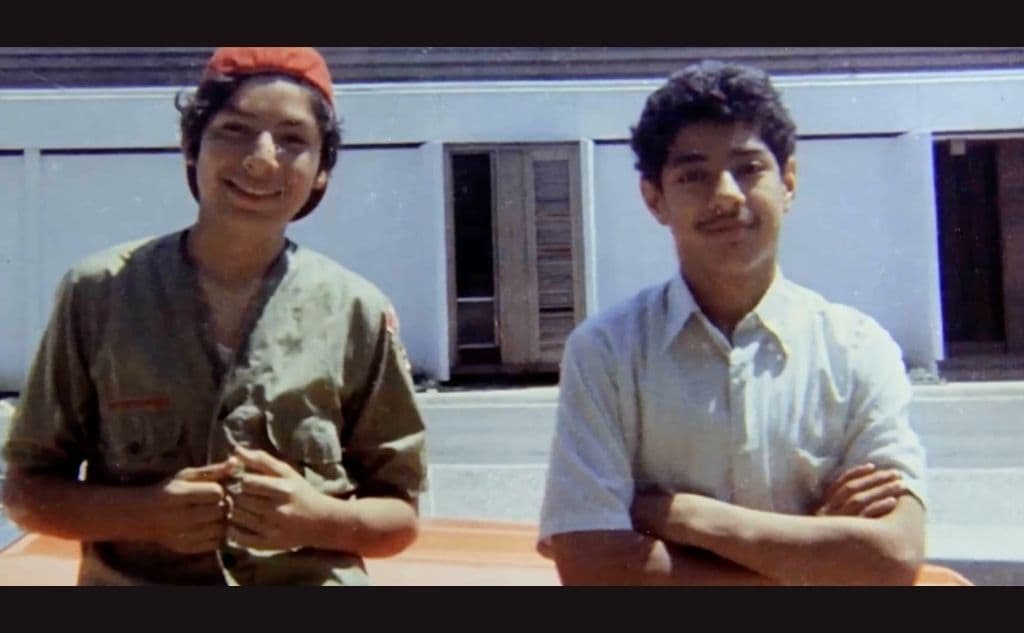 <a href="https://www.univision.com/local/dallas-kuvn/santos-vive-el-documental-que-rinde-tributo-al-nino-que-murio-a-manos-de-un-policia-de-dallas" target="_blank">Santos Rodríguez </a>( izq.), de 12 años, y su hermano David, de 13 años, eran dos menores mexico-americanos que vivían en casa de su abuelo en 
<b>Little Mexico, en Dallas</b> en la década de los 70. Su madre Bessie García estaba en prisión acusada de asesinar a su novio por esto los menores estaban bajo la tutela de su abuelo.