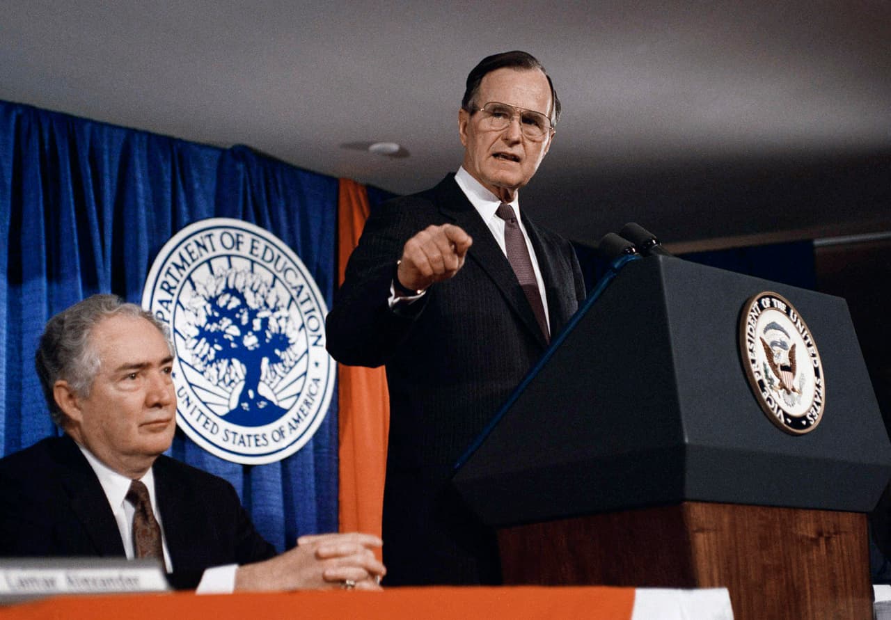 <b>Lauro Cavazos, primer hispano de gabinete en EEUU.</b>
<br>
<br>Cavazos murió el 15 de marzo en su casa de Concord, Massachusetts. Tenía 95 años. 
<br>
<br>Nació en 1927 en Texas. Demócrata y de ascendencia mexicoamericana, fue confirmado por unanimidad en el Senado como secretario de Educación en septiembre de 1988. Fue secretario de Educación en las administraciones de Ronald Reagan y George H.W. Bush.
<br>
