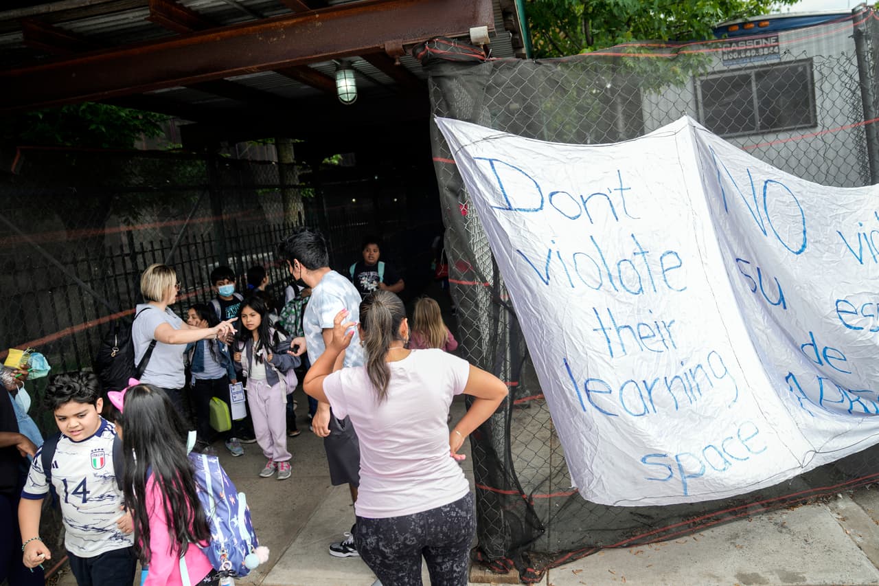 "No violen el espacio para el aprendizaje" se lee en una pancarta en inglés y español desplegada afuera de la escuela 172.