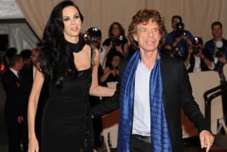 Uno de los más afectados por la noticia fue Mick Jagger, quien estuvo junto a ella durante 13 años. Aunque no se sabe con precisión por qué la diseñadora se quitó la vida, el Daily Telegraph lo atribuyó, días después del fallecimiento, a los problemas económicos que L'Wren Scott tenía y que la hacían sentir avergonzada.