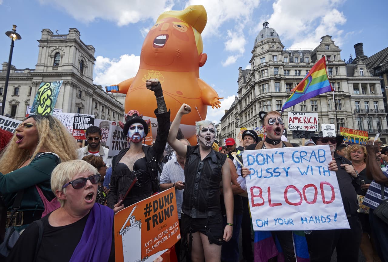 “No manosees una vagina con sangre en tus manos”.