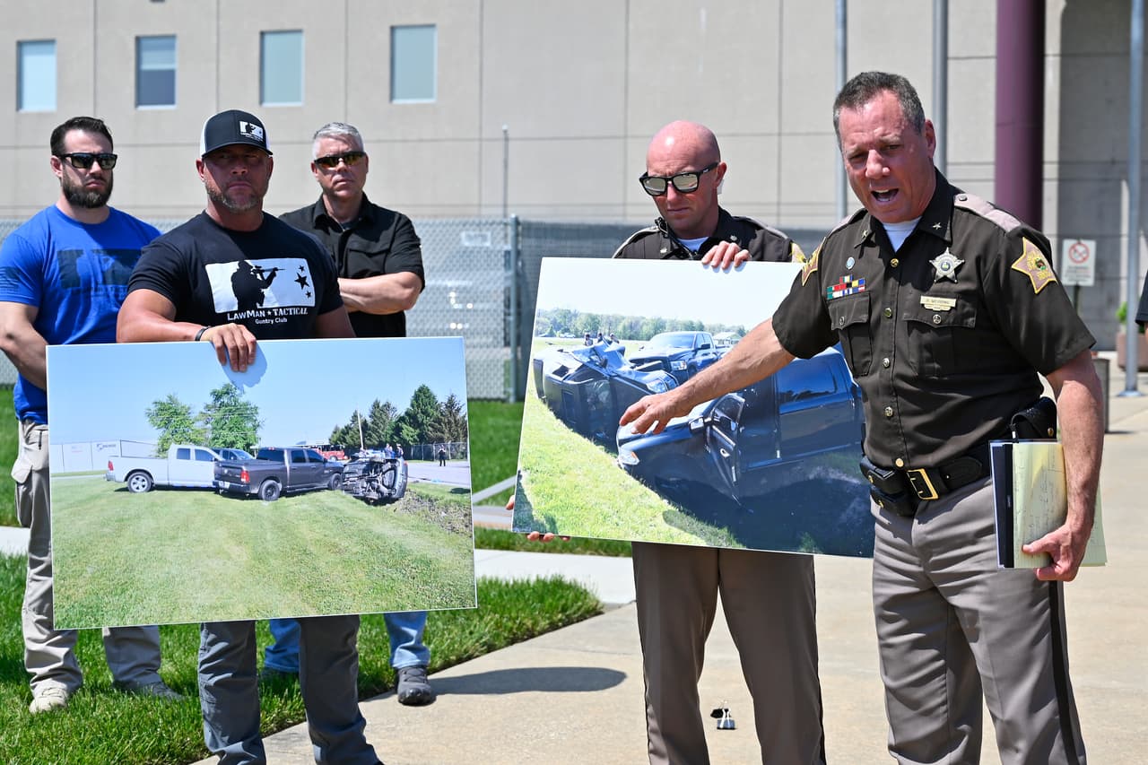 El sheriff del condado de Vandenburgh, Dave Wedding, a la derecha, señala una fotografía durante una conferencia de prensa en Evansville, Indiana.