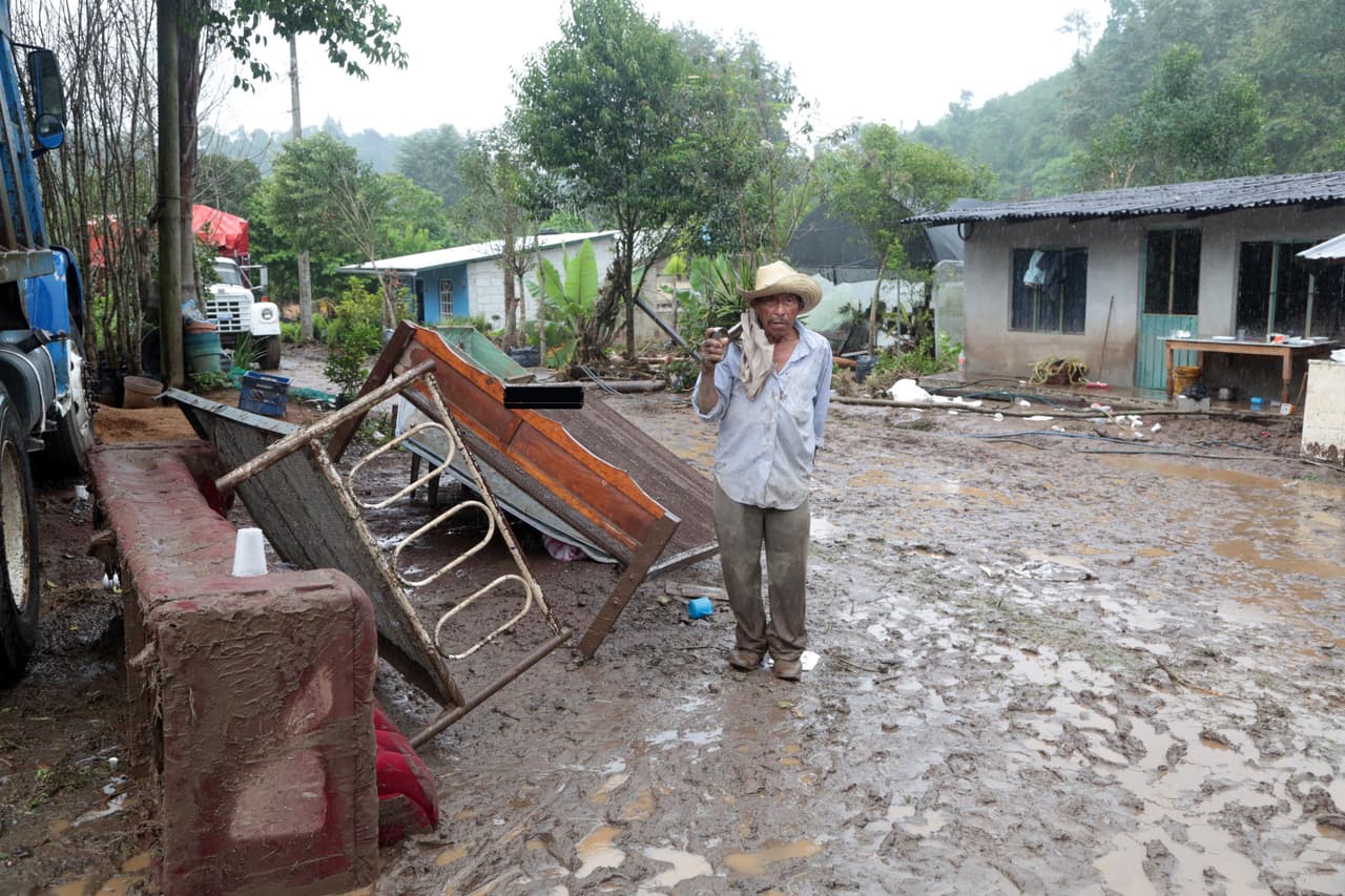Un total de 28 habitantes de Huauchinango y Tlaola quedaron sepultados por deslizamientos de tierra.