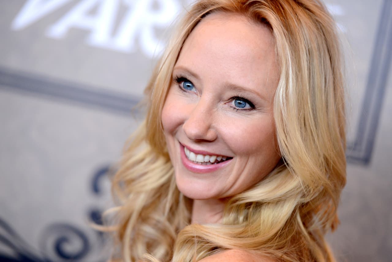 Anne Heche saltó a la fama a finales de los años ochenta con su papel en la telenovela 
<i>Another World</i>, por la que ganó un Emmy.