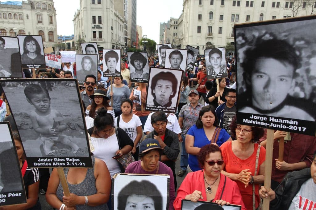 Con fotos de las víctimas de las matanzas de las matanzas de Cantuta (1992) y Barrios Altos (1991) por las que fue condenado Fujimori salieron a protestas a las calles de Lima.