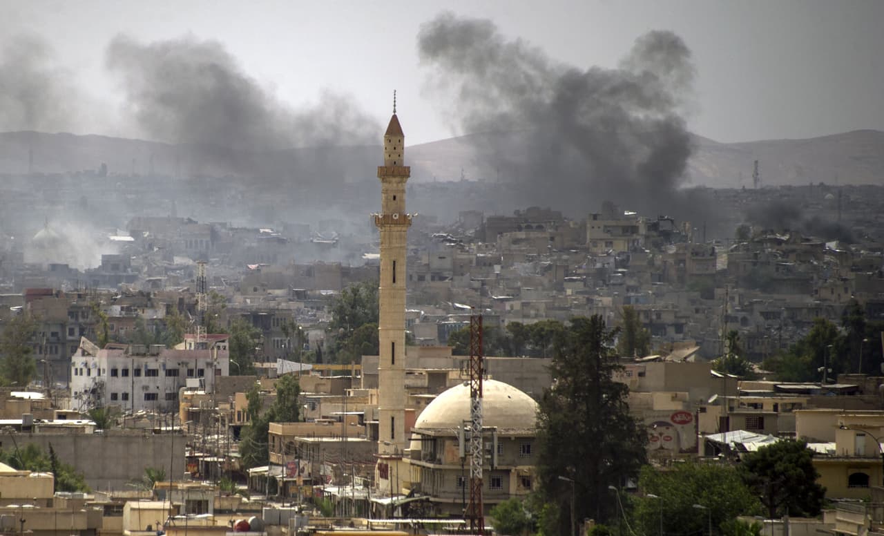 El humo se dispersa tras un ataque aéreo en la Ciudad Vieja de Mosul mientras las fuerzas del gobierno iraquí aún combatían a los yihadistas del grupo islámico (ISIS), el 8 de julio de 2017.