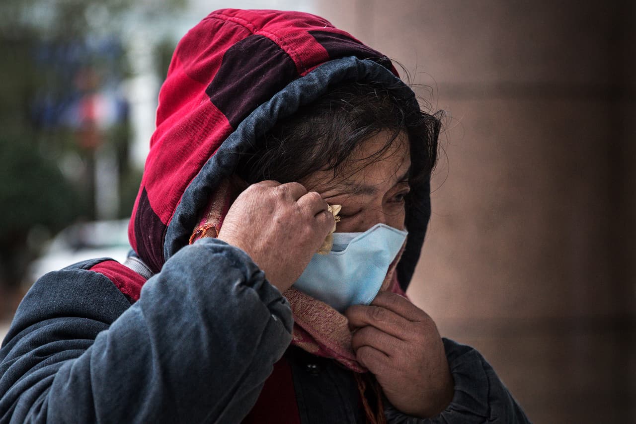 Más de 1,100 millones de mensajes hablaban hoy sobre la muerte del doctor en Weibo. El gobierno de Wuhan por su parte emitió un comunicado de una sola frase en el que rindió tributo a su trabajo "en la primera línea de la lucha contra la epidemia" y ofreció sus condolencias a la familia. En la fotografía una mujer que llora frente a la entrada del Hospital Central de Wuhan, donde falleció Li, y como él, decenas de pacientes.
