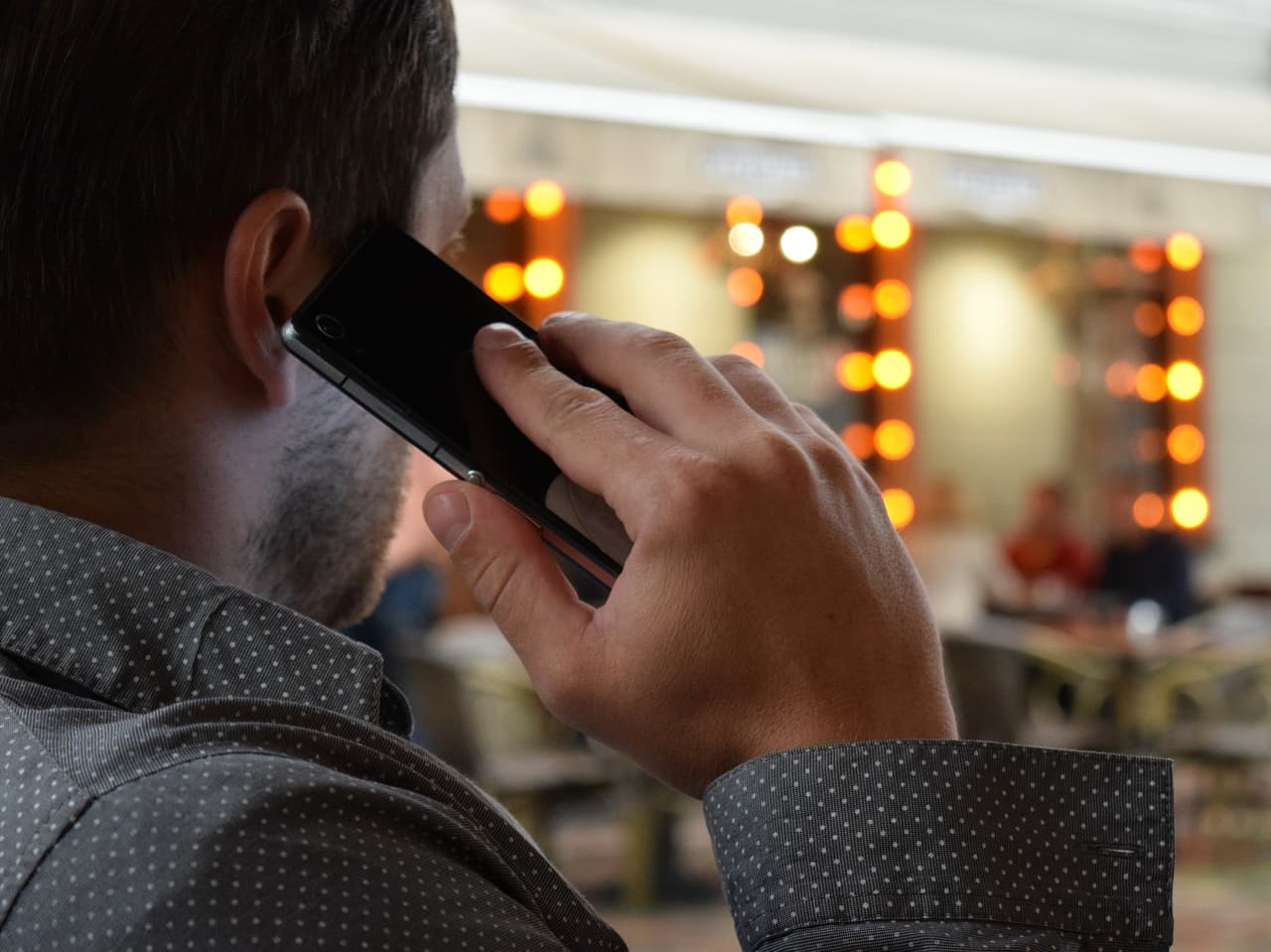Intenta llamar, enviar mensajes de texto o comunicarse con la presunta víctima a través de las redes sociales. No desafíes ni discutas directamente con la persona que llama.
<br>
<br>Inmediatamente haga la denuncia a la Policía.