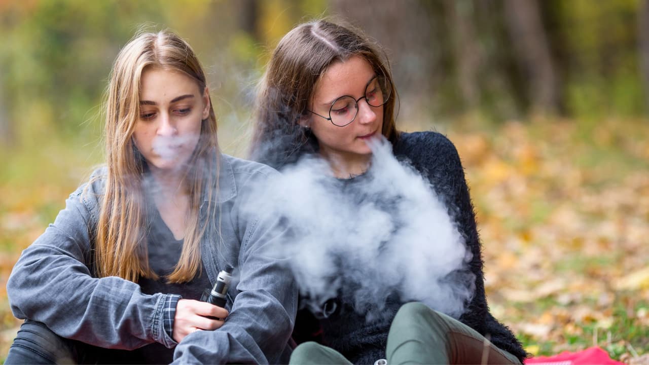 <h3 class="cms-H3-H3">El impacto del vapeo en los jóvenes 🏥</h3>
<br>Estudios de 
<a href="https://www.cdc.gov/" target="_blank">los Centros para el Control y Prevención de Enfermedades (CDC) </a>destacan que: 
<br>🚭 La mayoría de los cigarrillos electrónicos contienen nicotina, una sustancia altamente adictiva que puede dañar el cerebro en desarrollo hasta los 25 años.
<br>🚭 Jóvenes que usan cigarrillos electrónicos tienen mayor probabilidad de fumar cigarrillos tradicionales en el futuro. 
<br>🚭 Los aerosoles de vapeo contienen partículas y químicos vinculados a enfermedades pulmonares graves.