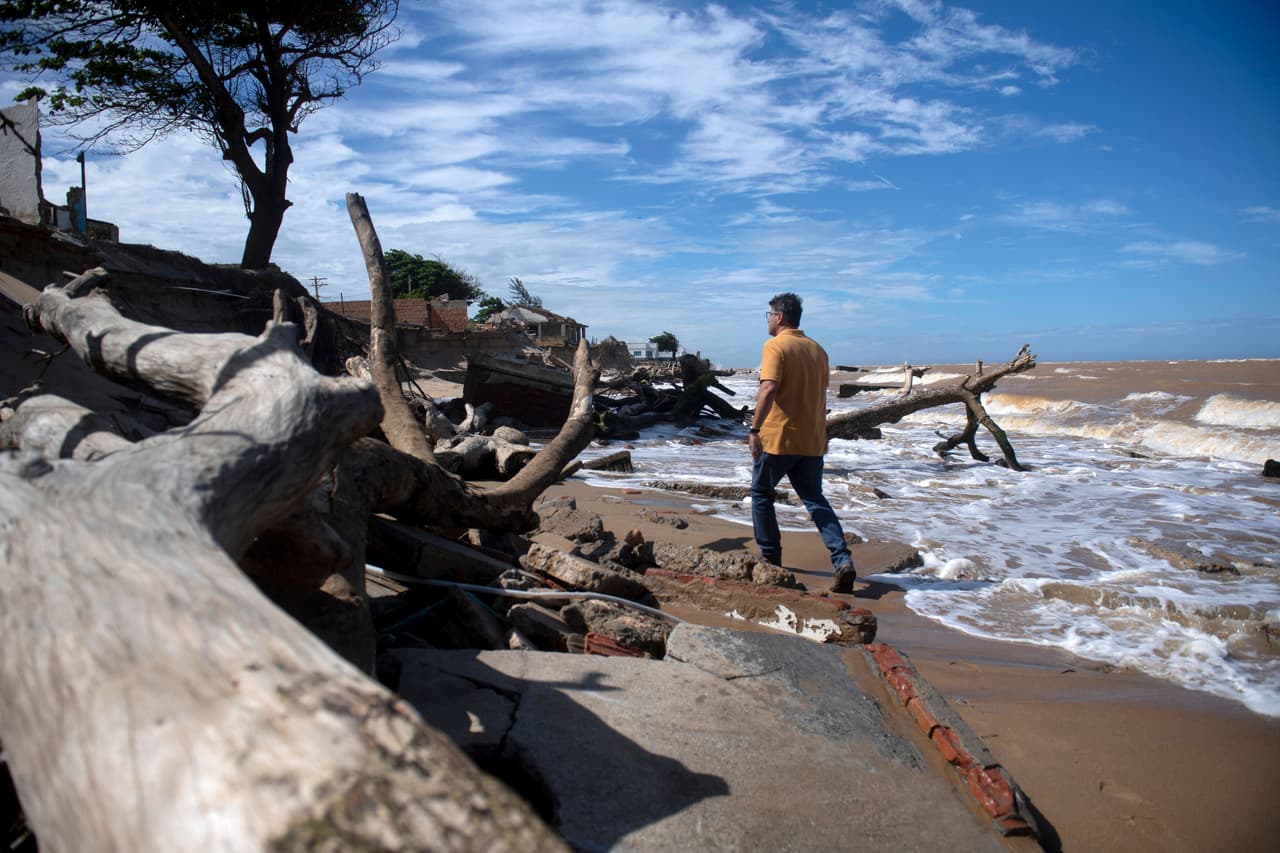 <b>Peixoto muestra cómo sucumbió la última vivienda que separaba la suya del mar.</b> "¿Cuándo tendremos que salir (de nuestra casa)? Es una incógnita, 
<b>el mar avanzó de tres a cuatro metros (10 a 13 pies) en 15 días, nuestro muro puede no estar aquí la próxima semana"</b>, el empresario le dice a la agencia AFP. 
<br>
<br>Peixoto se mudó a Atafona junto a su familia durante la pandemia. 
<b>"Será una pena perder esta casa, que guarda los recuerdos de mi familia entera, mis padres, hermanas... todos veníamos aquí"</b>, lamenta.