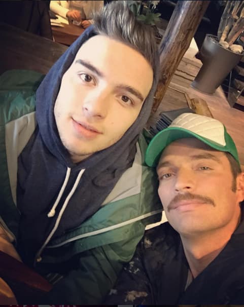 Julián con su hijo. Sus hijos han formado parte importante en la evolución de sus romances.