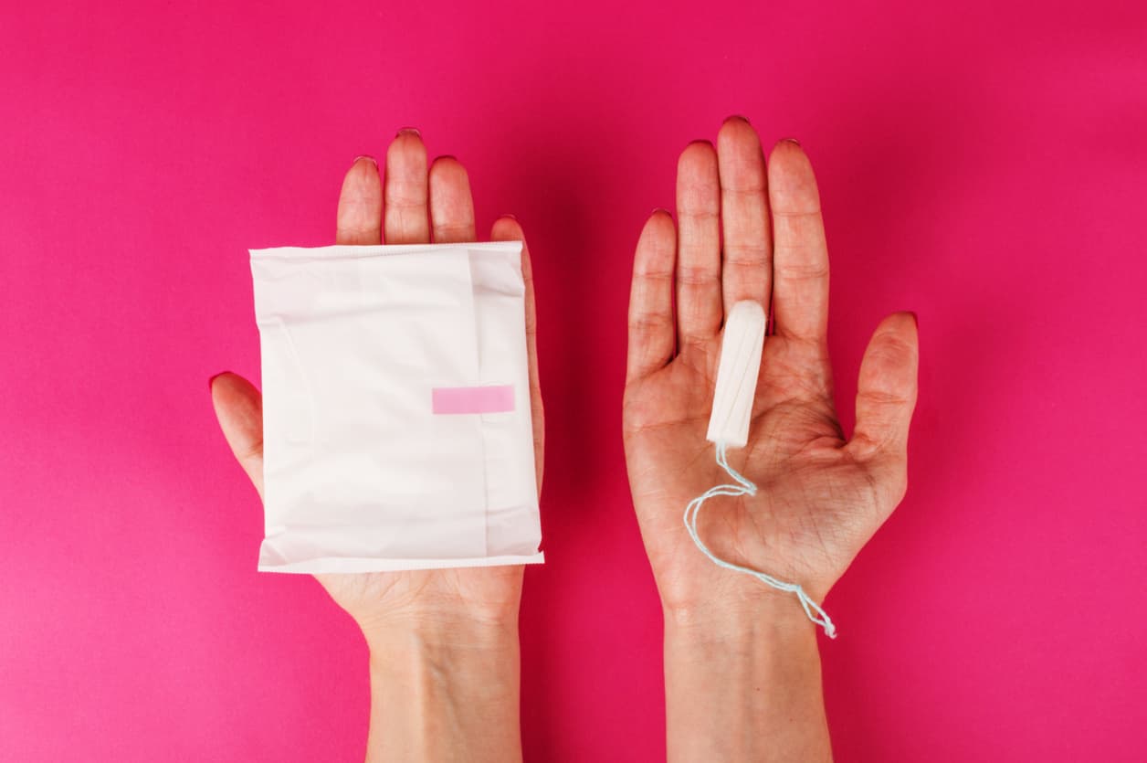 El producto para la menstruación más común en el mundo es l
<b>a toalla o compresa sanitaria</b>, que lleva en el mercado más de un siglo. Con los años se ha logrado que sean más cómodas y absorbentes pero ahora se le buscan alternativas por que tienen un solo uso (hay que cambiarlas cada pocas horas): generan residuos y suponen un coste elevado para quien las usa.
