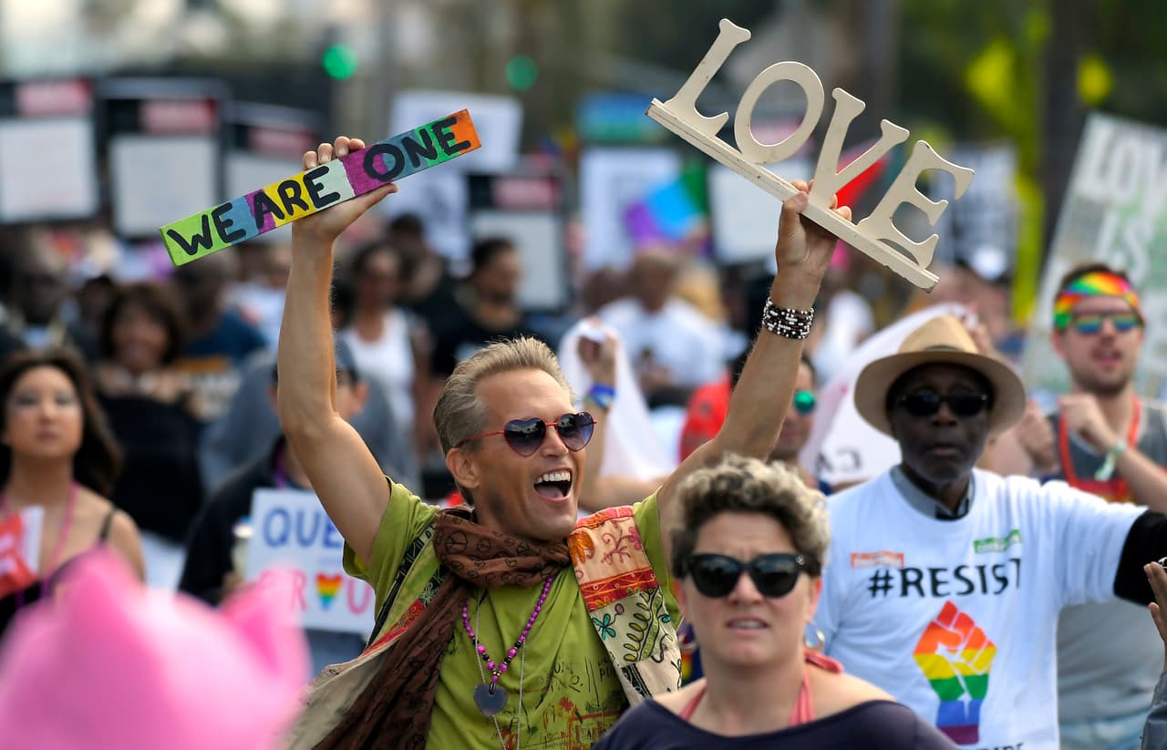 "Somos uno", "amor", "resiste": algunos de los mensajes de los manifestantes que salieron a marchar en California.