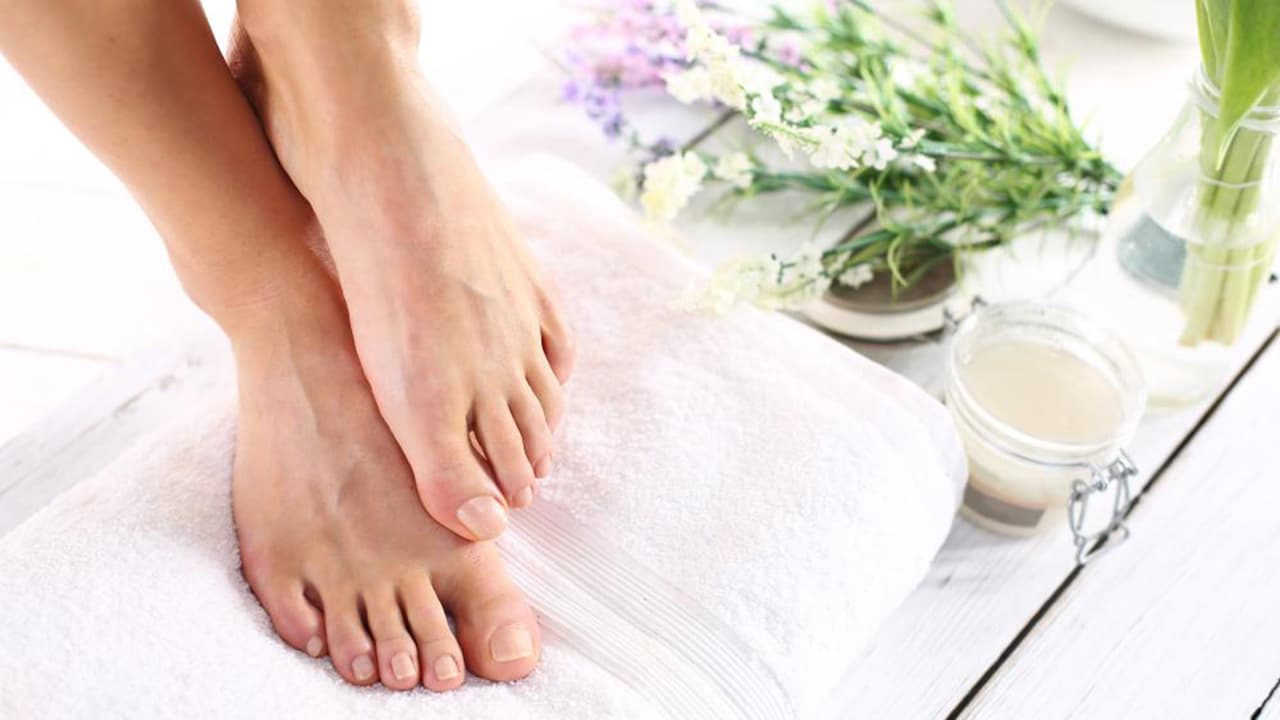 La envoltura sensual y cósmica de Piscis le viene dada en su intimidad por la forma en que usa sus pies ¡acaricia con ellos! Al mismo tiempo su empatía natural, su capacidad de caminar con el calzado ajeno para ver como se siente y no solamente saber, sino ayudarle, se convierte en el centro de su atractivo que a la hora del amor le hace el amante perfecto porque sin que tengas que hablar “adivina” que es lo que estás queriendo en esos momentos.