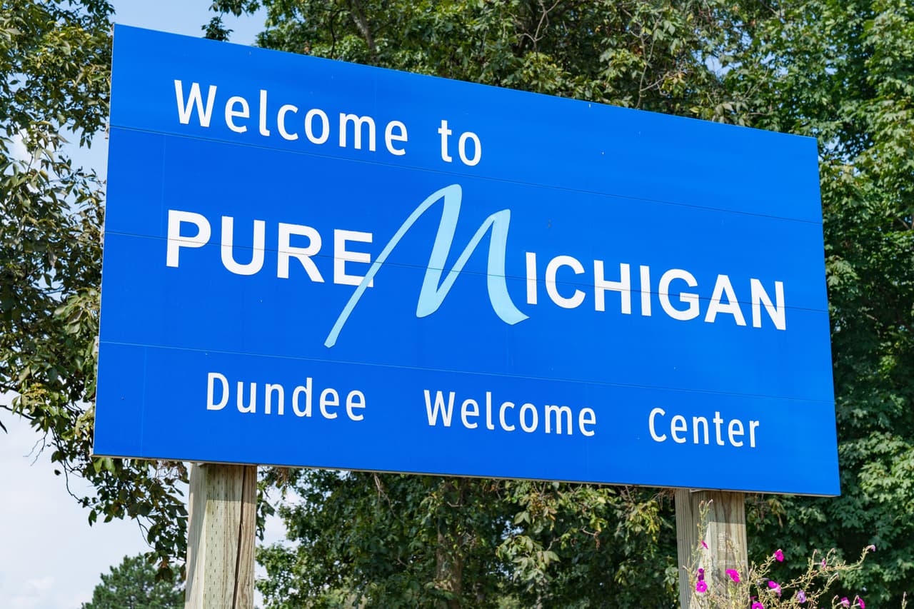 <b>Puesto 4. Michigan</b>
<br>
<br>Costo anual promedio de la propiedad de un automóvil: 3,471 dólares. 
<br>
<br>Costo promedio de la reparación cuando se enciende una luz de advertencia del motor: 202 dólares en repuestos y 148 dólares en mano de obra. 
<br>
<br>Costo anual promedio del seguro: 2,112 dólares.
<br>
<br>Gasto anual promedio en gasolina de cada conductor con licencia en el estado: 1,008 dólares. 
<br>
<br>Costo promedio de la gasolina en febrero de 2022: 3.3 dólares por galón.
<br>