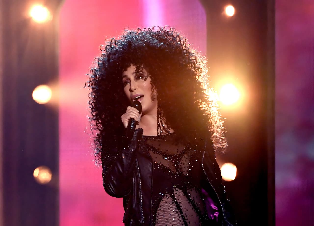 Como si hubiera sido ayer, la 'diosa del pop' usó el mismo vestuario que aparece en el video producido 
<b><a href="http://www.univision.com/musica/uforia-music/yuri-bromea-con-demandar-a-lady-gaga-por-plagiar-su-vestuario">en 1989</a></b> para el lanzamiento del sencillo que forma parte del álbum 'Heart of Stone'.