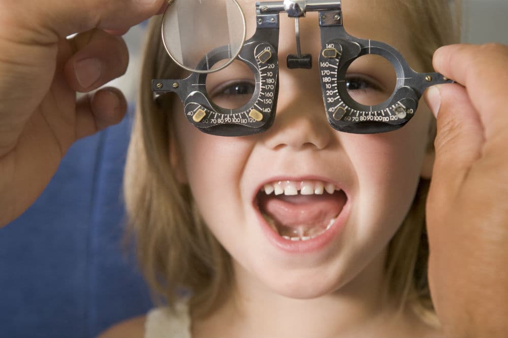 Regreso a clases: ¿ya le has hecho el examen de visión a tus hijos?
