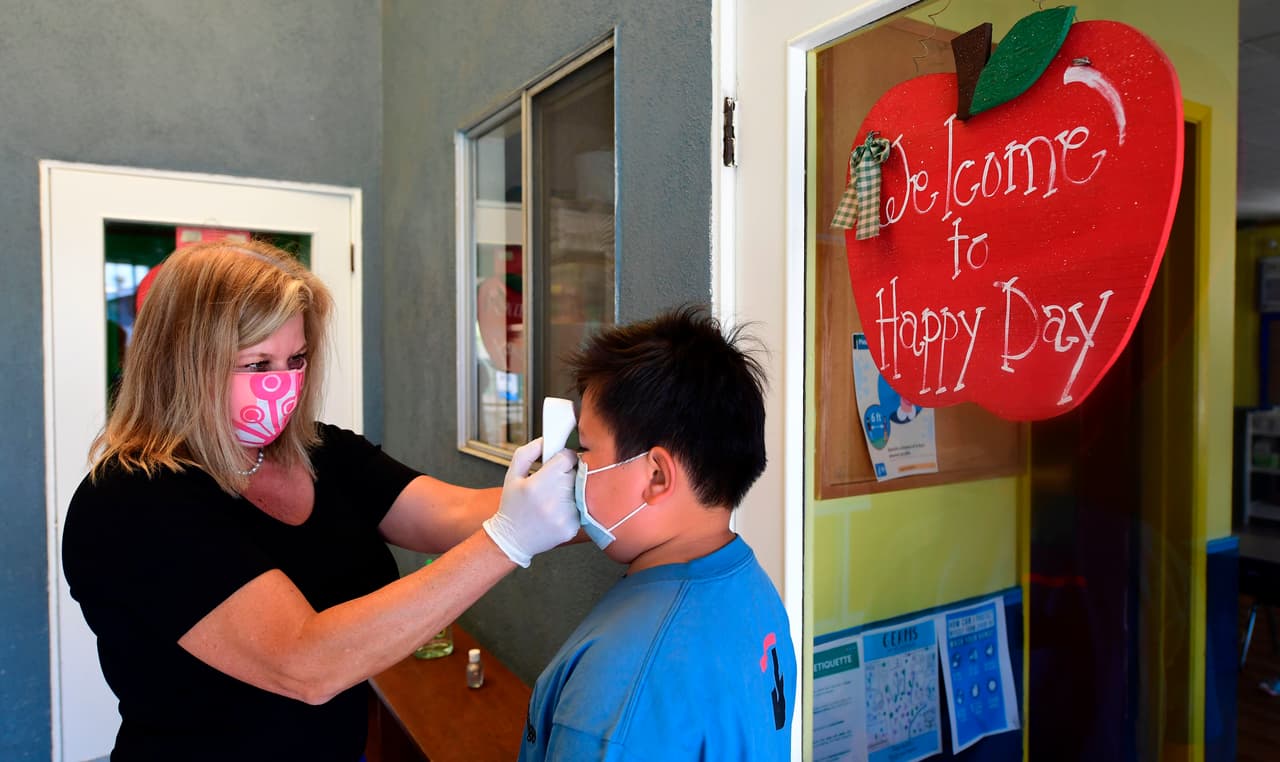 Asimismo, si las 
<a href="https://www.univision.com/local/north-carolina-wuvc/carolina-del-norte-reporta-la-mayor-cantidad-de-muertes-diarias-a-causa-del-coronavirus">tendencias de covid-19</a> aumentan, el estado podría regresar nuevamente a las clases en línea. 
<a href="https://www.univision.com/local/north-carolina-wuvc/roy-cooper-anuncia-el-plan-b-para-el-regreso-a-clases-en-carolina-del-norte">Vea aquí la información ampliada.</a>
