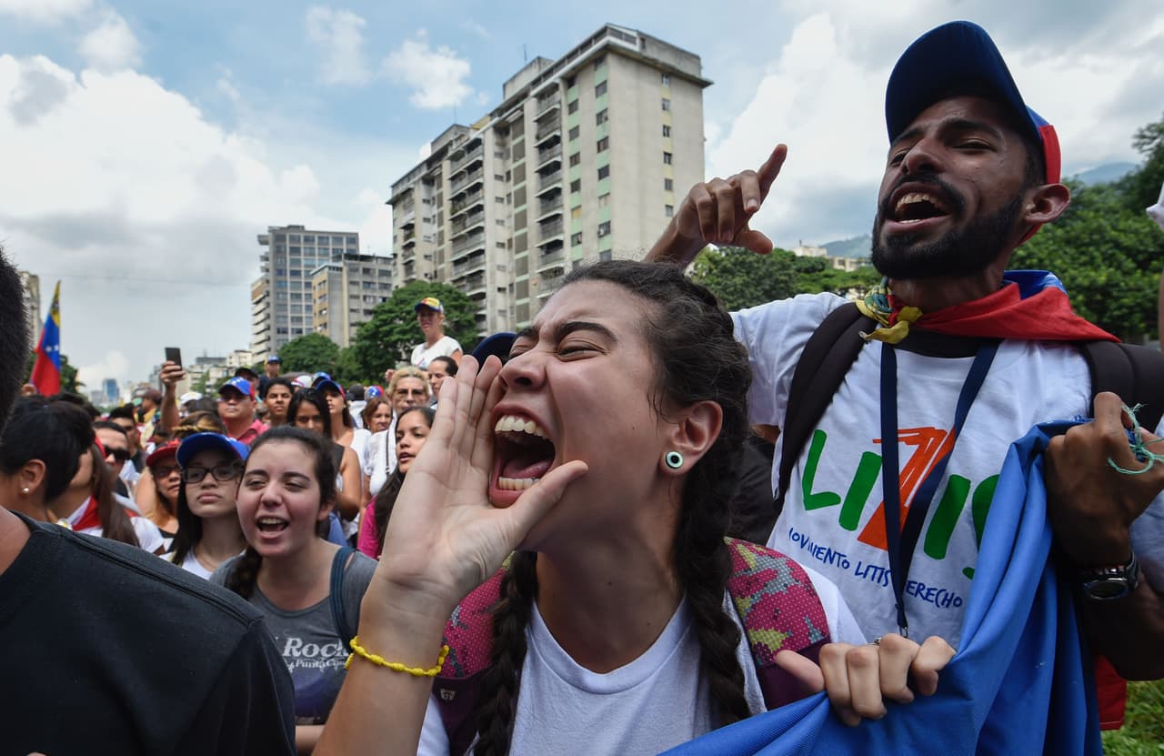 Para este jueves también se convocó a otra protesta frente al Palacio Legislativo en apoyo a las medidas de los diputados. La oposición prometió subir la intensidad de las manifestaciones en contra de lo que consideran una ruptura del hilo constitucional por parte del gobierno de Nicolás Maduro.