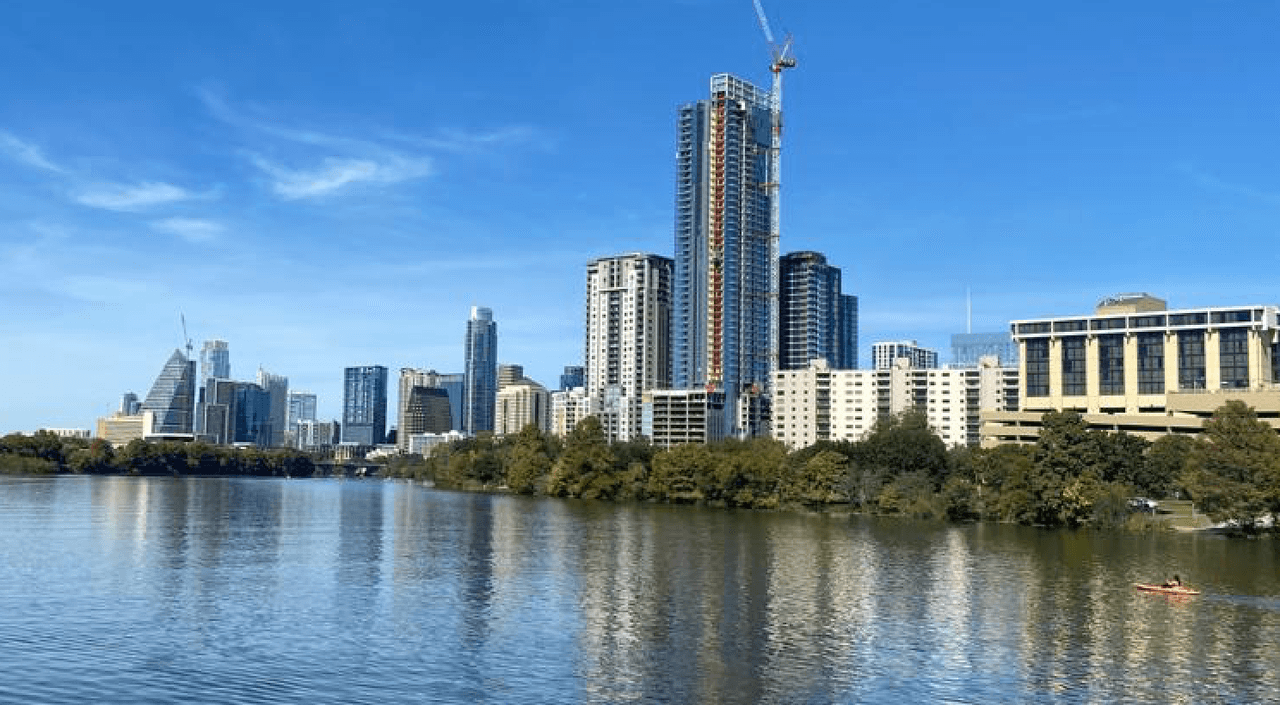 El crecimiento de Austin aún continúa por verse ya que la
<b> <a href="https://www.univision.com/local/austin-kakw/tesla-busca-abrir-su-fabrica-en-austin-el-proximo-verano-video">sede del gigante tecnológico Tesla</a></b> lleg´o a la ciudad, lo que representaría cambios en el desarrollo económico de la capital texana que ya ha experimentado un 
<b><a href="https://www.univision.com/local/austin-kakw/austin-texas-precio-casas">aumento drástico en los costos de propiedades en los pasados años.</a></b>