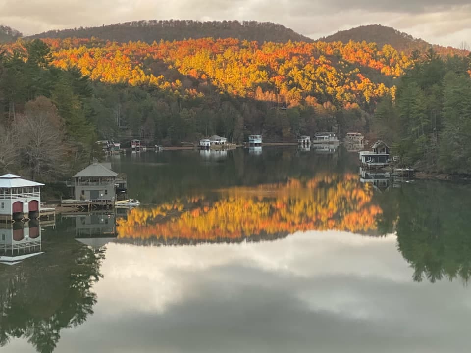 Lake Rabun está a poca distancia en auto del histórico Clayton, Georgia. El lago cuenta con instalaciones para 
<b>pasear en bote y pescar, así como para acampar y hospedarse</b>. El parque Nacoochee es solo una de las áreas de recreación a lo largo de las 25 millas de costa del acuífero. Ubicado en el extremo norte del lago, 
<b><a href="https://gastateparks.org/" target="_blank">Nacoochee Park</a></b> es un gran lugar para hacer un picnic o simplemente relajarse.