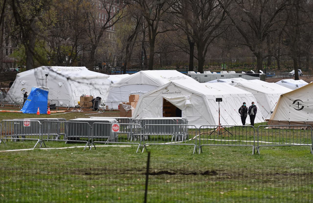 Con 14 carpas, el hospital de campaña se ha asociado con el sistema de hospitales del Mount Sinai de Nueva York, y dará prioridad a los pacientes de este hospital en Brooklyn y Queens.