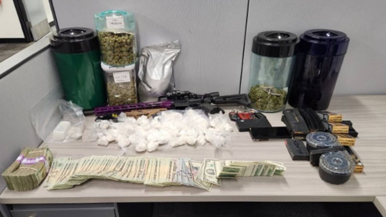 Durante el operativo para desarticular a esta banda, también se logró el aseguramiento de numerosas armas y drogas que incluían pastillas de fentanilo, metanfetaminas, cocaína, Xanax y más. Además de 
<b>$110,000 en efectivo.</b>
